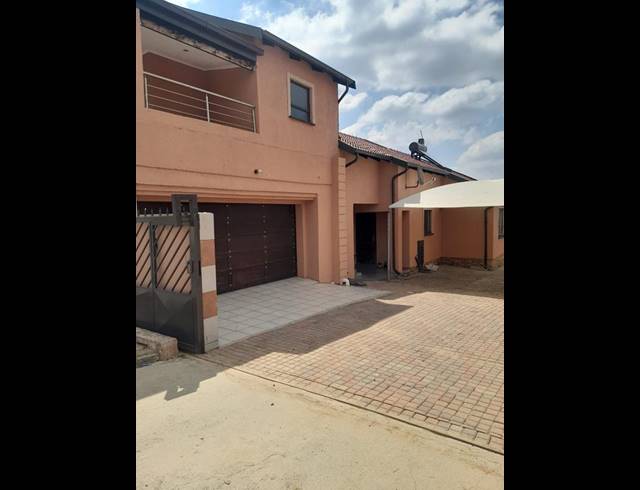4 BEDROOM HOUSE FOR SALE IN OLIEVENHOUTBOSCH